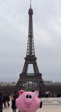 Stinky and the Eiffel Tower 2 244x450 Stinky in Paris!