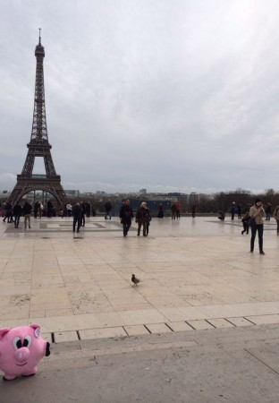 Stinky and the Eiffel Tower 312x450 Stinky in Paris!